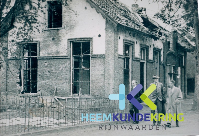 Pannerden Dorpsplein 12-13 juli 1945 delegatie uit Hillegom Frans Groenen voor zijn vernieldehuis Coll.J.van Ingen